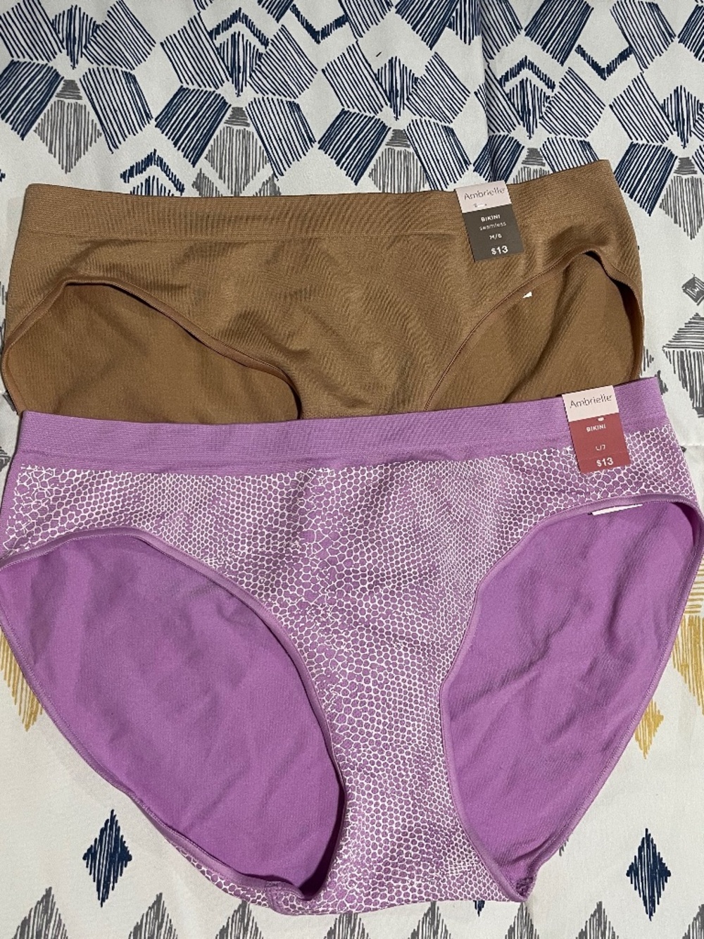 Ambrielle Women’s Bikini Panties 2 Pairs 1-7/Large, 1-6/Medium Seamless NWT
